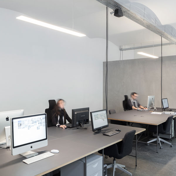 Büroleuchte LED Nimbus L196 als flache Arbeitsplatzleuchte bei Architekt Gregor und Sebastian 1020 Wien