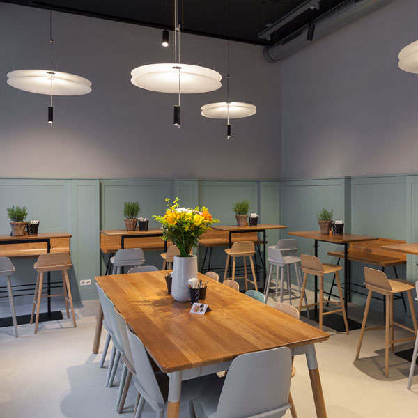 Restaurant Gästebereich mit LED Hängeleuchte Flamingo von Vibia skandinavisches Design