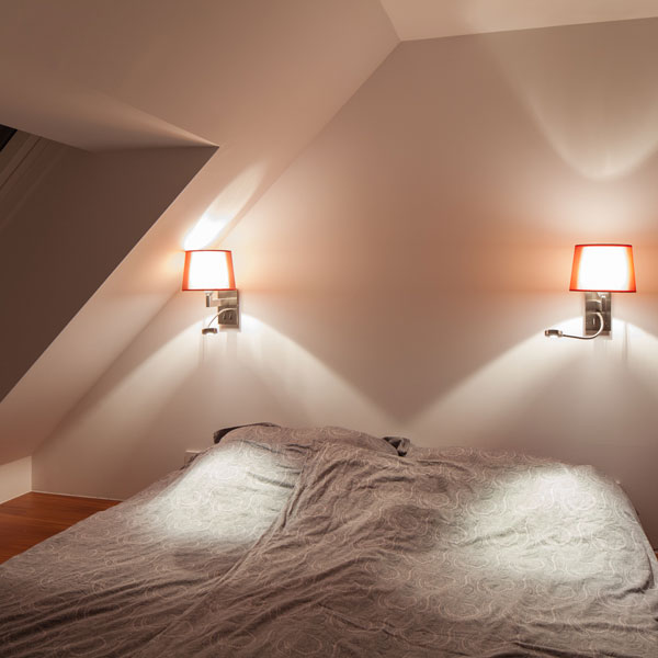 Piu Alto Leuchte von Occhio als Wandlicht im Schlafzimmer